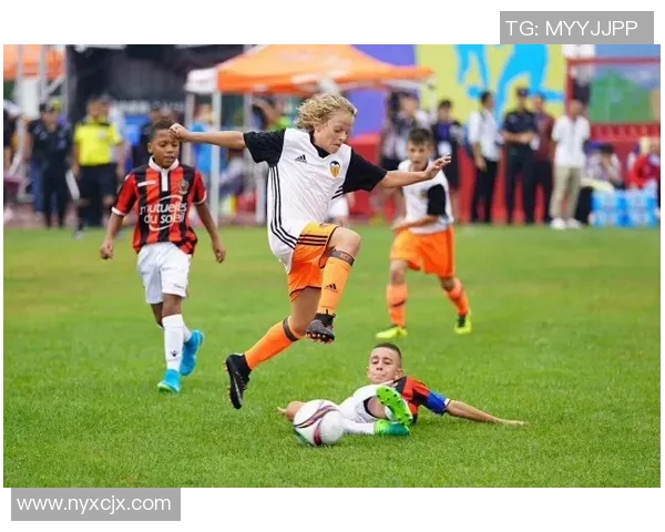 香港足球明星莅临芜湖展开友谊赛助力地方足球发展与青少年培养